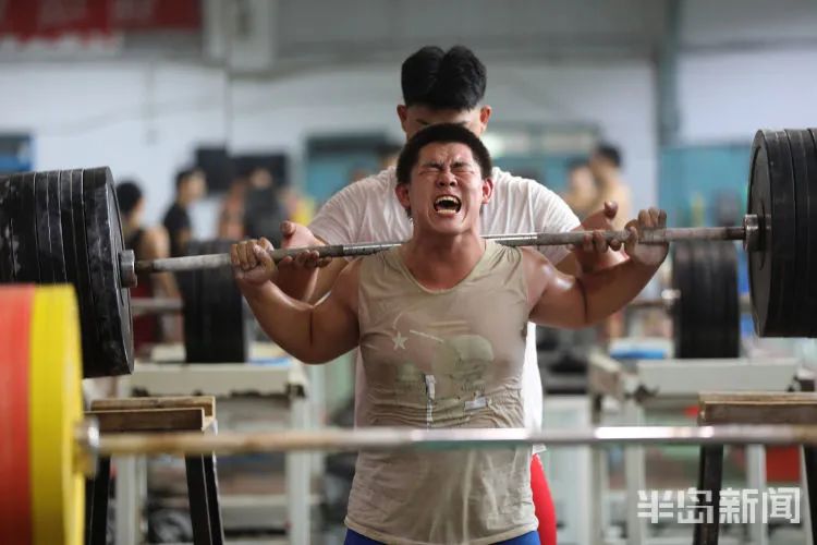 法兰克福队员挥汗如雨，聚集力量冲击